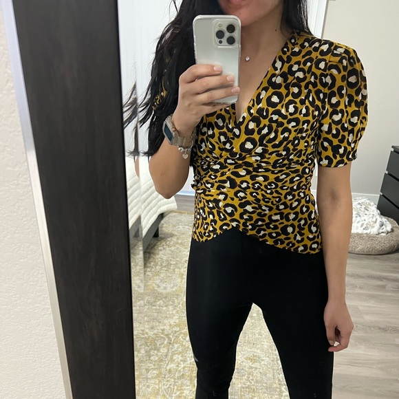 Who What Wear Leopard Print Short Sleeve Deep V-Neck Wrap Top - Picture 4 of 6